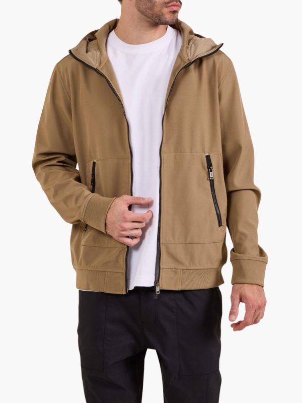 ג׳קט קפוצ׳ון בז׳ של BALR עם רוכסנים שחורים, סמל שחור על השרוול