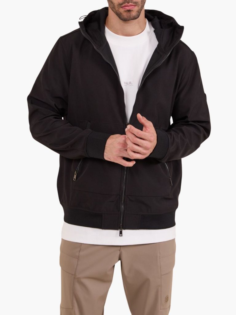 ג׳קט קפוצ׳ון שחור של BALR עם רוכסנים, סמל שחור על השרוול