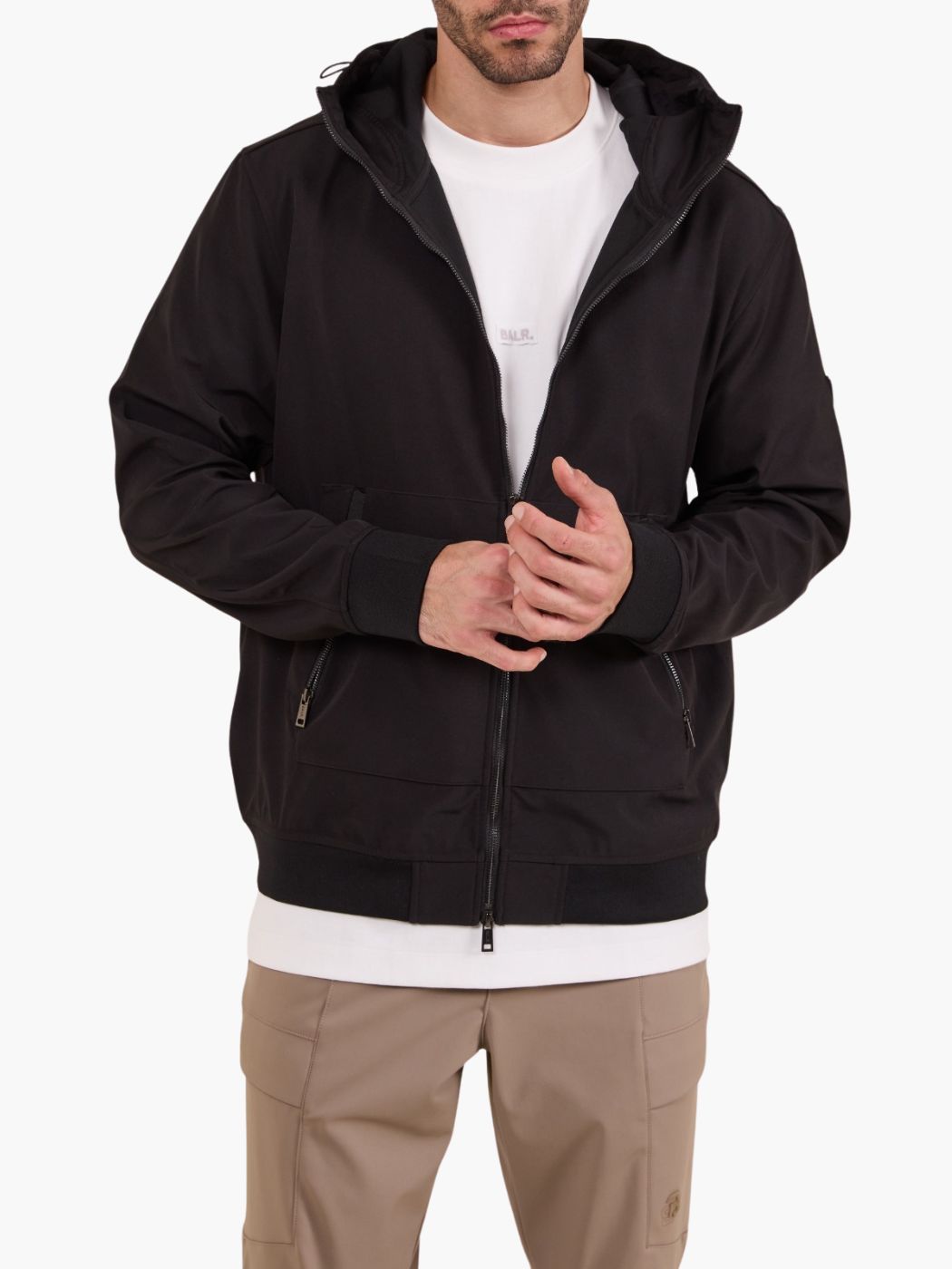 ג׳קט קפוצ׳ון שחור של BALR עם רוכסנים, סמל שחור על השרוול