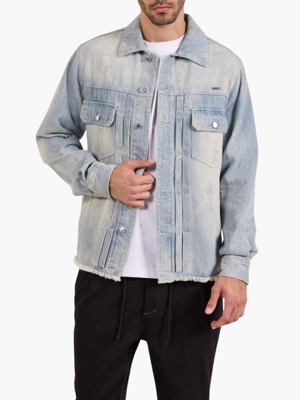 ג׳קט ג׳ינס תכלת של BALR עם דוגמת קרעים עדינה, כיסים קדמיים וסגירת כפתורים כסופים