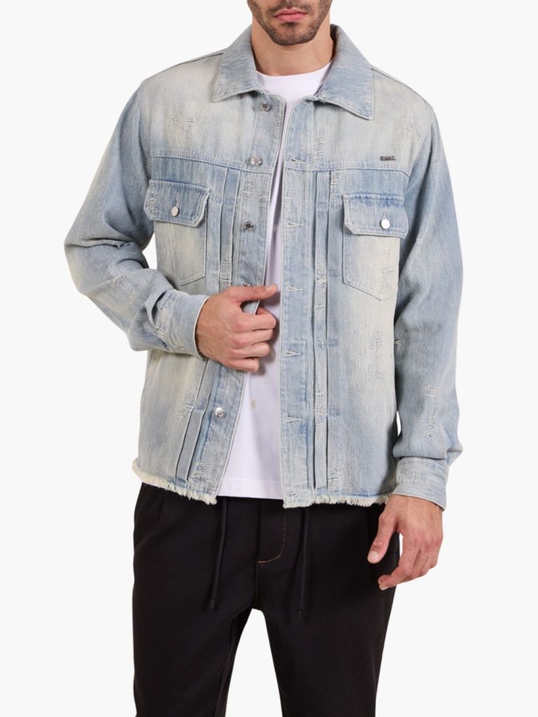 ג׳קט ג׳ינס תכלת של BALR עם דוגמת קרעים עדינה, כיסים קדמיים וסגירת כפתורים כסופים