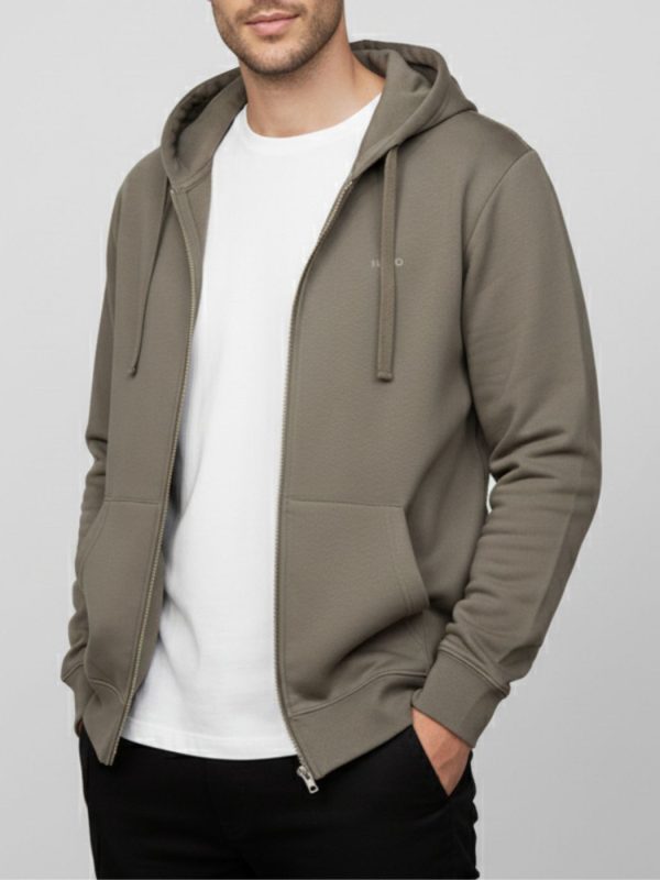 קפוצ’ון חאקי של הוגו עם רוכסן קדמי, כיסים ושם המותג HUGO בצד שמאל של החזה.