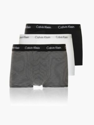 שלושה זוגות תחתוני בוקסר של קלוין קליין בצבעים שחור, לבן ופסים דקים בשחור-לבן עם גומי מותן ממותג.