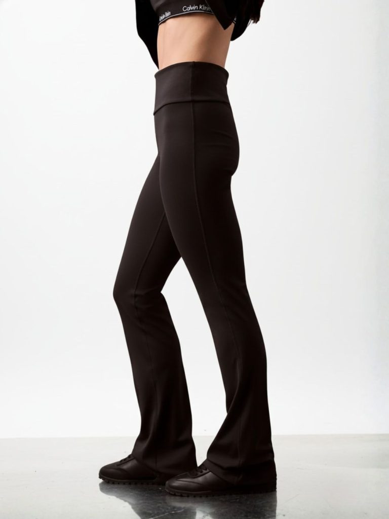 טייץ שחור של קלווין קליין עם מותן גבוהה וגזרה מתרחבת כלפי הקרסול