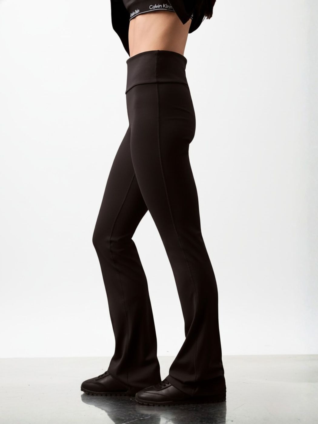 טייץ שחור של קלווין קליין עם מותן גבוהה וגזרה מתרחבת כלפי הקרסול