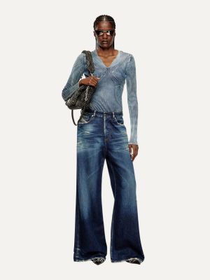 ג'ינס כחול רחב של דיזל לנשים עם מראה דהוי וקרעים עדינים בקדמת הרגליים וגימור פרום בשוליים