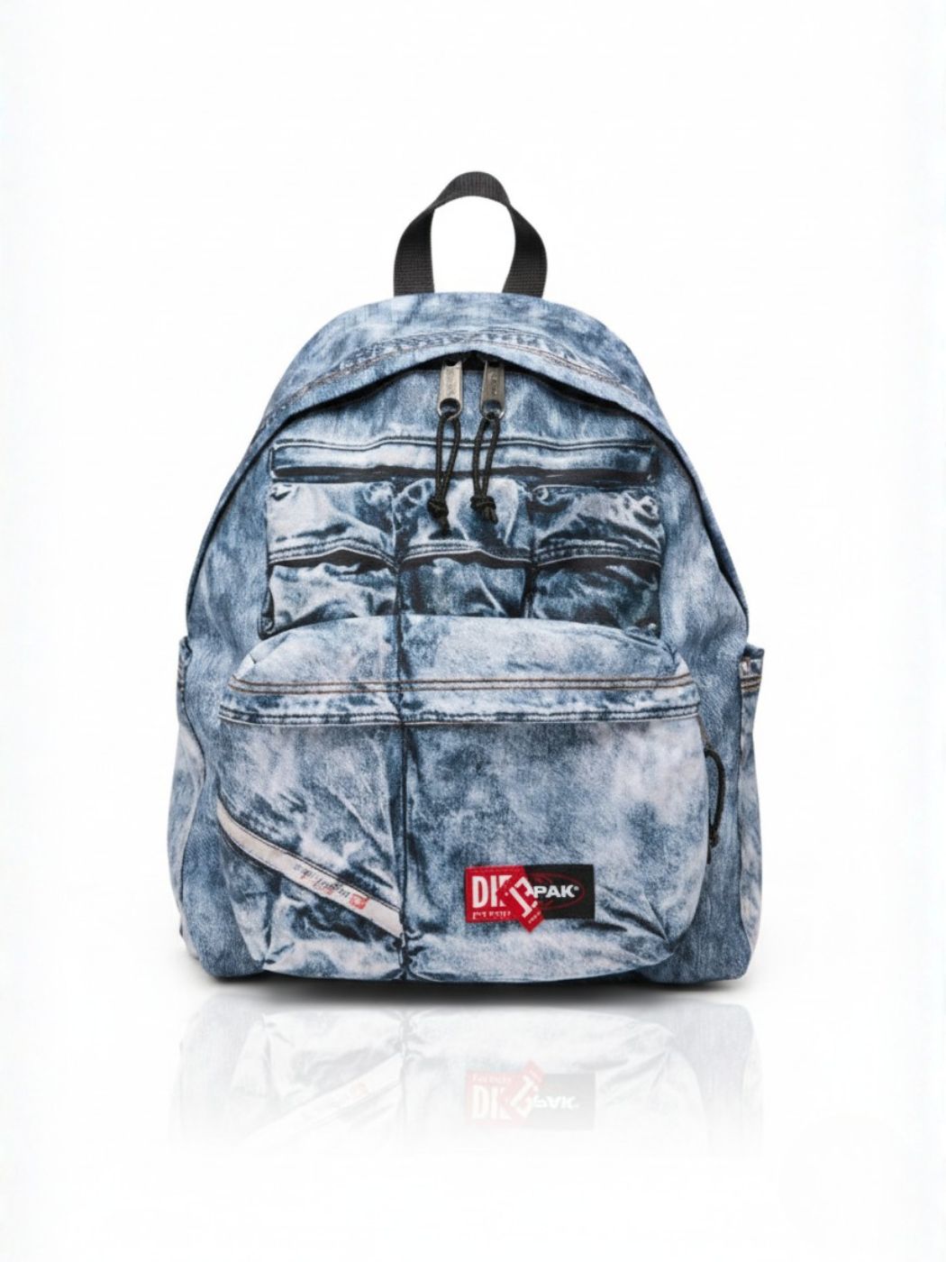 תיק גב כחול של דיזל בהדפס דנים עם לוגו אדום של איסטפק בחזית