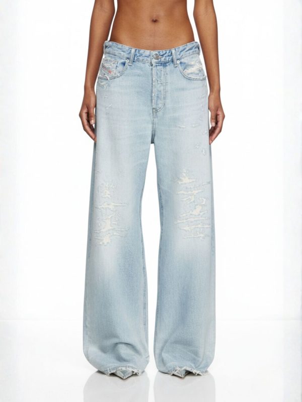 דיזל ג’ינס כחול בהיר של די סייר בגזרה רחבה עם קרעים ושפשופים עדינים