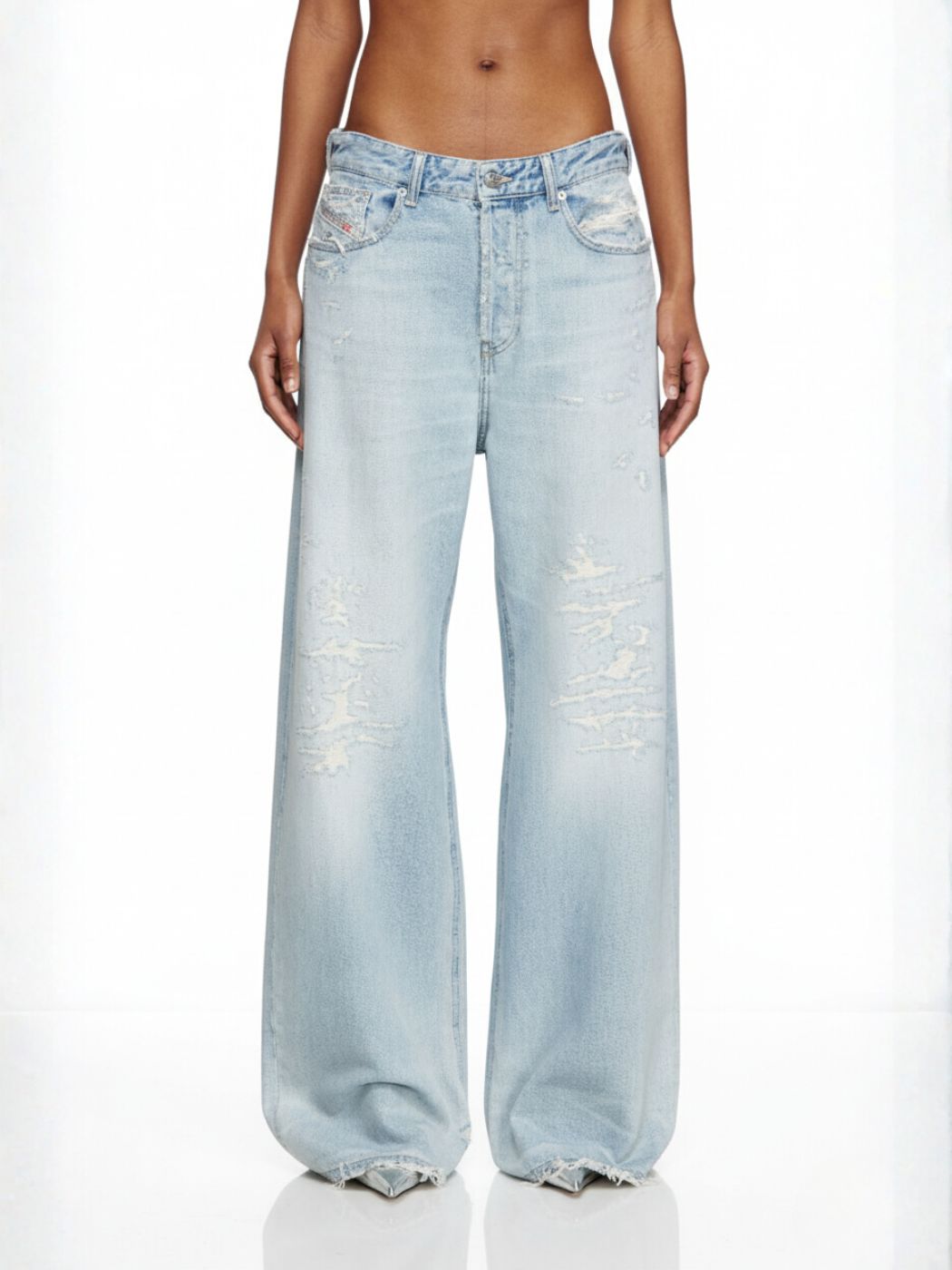 דיזל ג’ינס כחול בהיר של די סייר בגזרה רחבה עם קרעים ושפשופים עדינים
