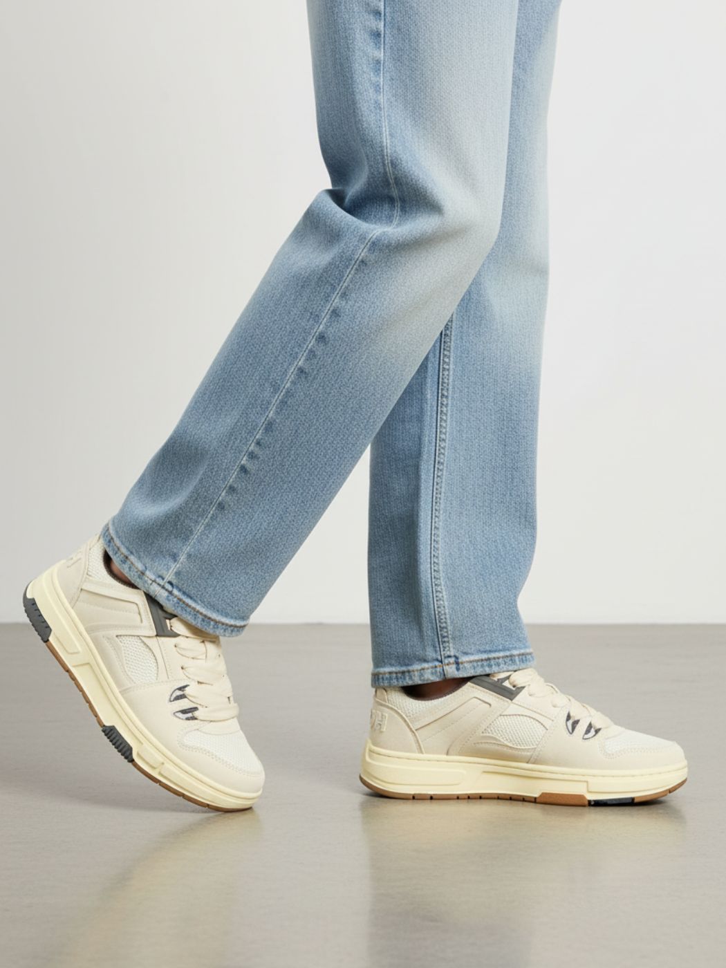 הוגו בוס נעליים בצבע שמנת עם לוגו מובלט מאחור