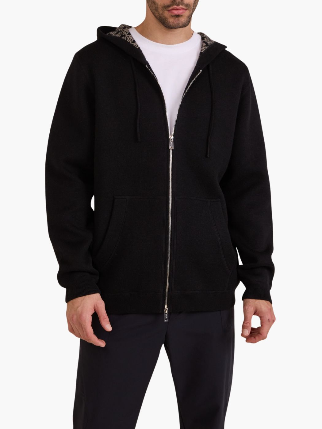 קפוצ׳ון באלר בצבע שחור עם רוכסן קדמי, כיסי צד ובטנת קפוצ׳ון עם דוגמת לוגו בשחור-בז׳