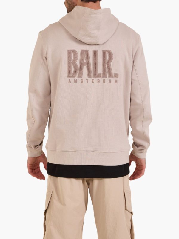 קפוצ׳ון באלר בצבע בז׳ עם כיס קדמי רחב, שרוכים תואמים והדפס BALR גדול בגב