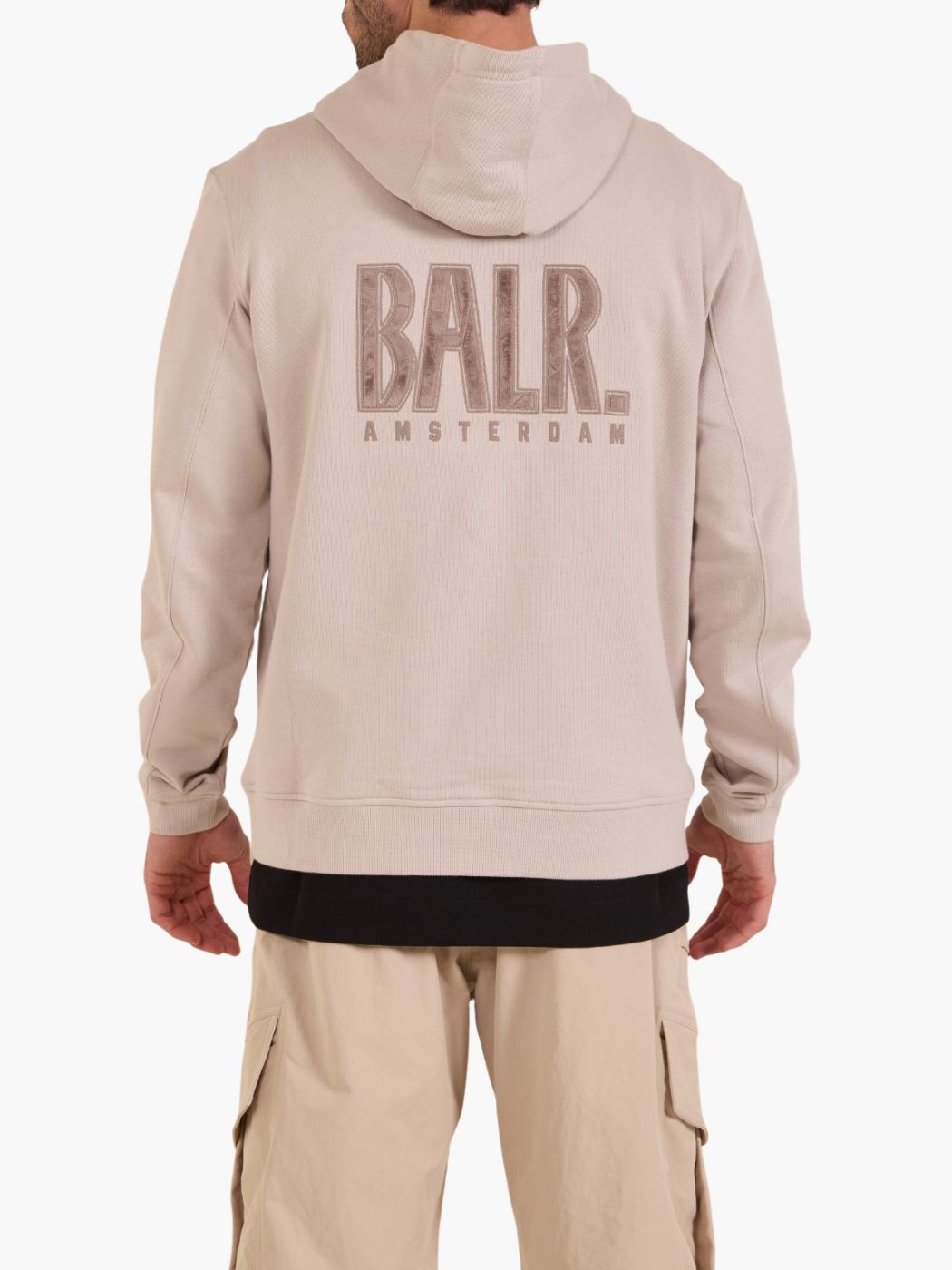 קפוצ׳ון באלר בצבע בז׳ עם כיס קדמי רחב, שרוכים תואמים והדפס BALR גדול בגב