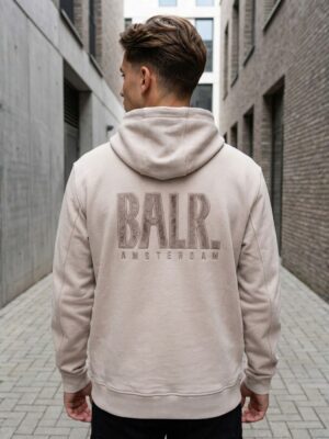 קפוצ׳ון באלר בצבע בז׳ עם כיס קדמי רחב, שרוכים תואמים והדפס BALR גדול בגב