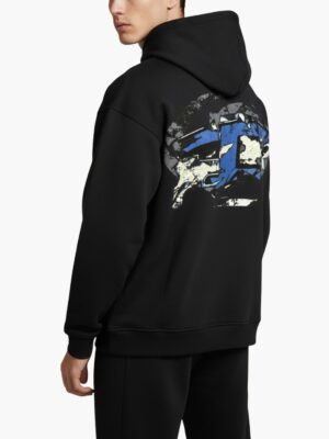 קפוצ'ון שחור של דיזל עם לוגו קטן בחזה והדפס גרפי כחול ולבן בגב