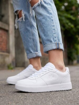 לקוסט סניקרס לבנות בעיצוב מינימליסטי עם לוגו המוטבע