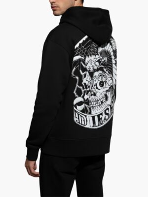 קפוצ’ון שחור של דיזל עם הדפס גדול בגב של גולגולת ונשר במראה גרפי נועז, חלק קדמי חלק עם כיס קנגורו ושרוך כובע.