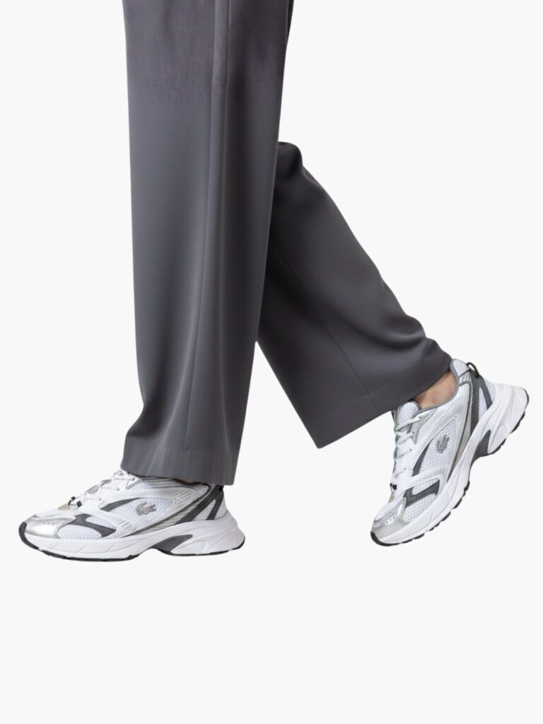 נעלי ספורט לבנות של לקוסט עם שילובי כסף ושחור, רשת נושמת ולוגו התנין בצד