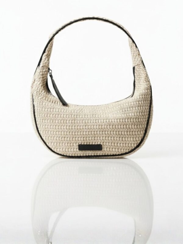 תיק קש בגוון טבעי עם רצועת כתף ועיטורי עור שחור של קלווין קליין