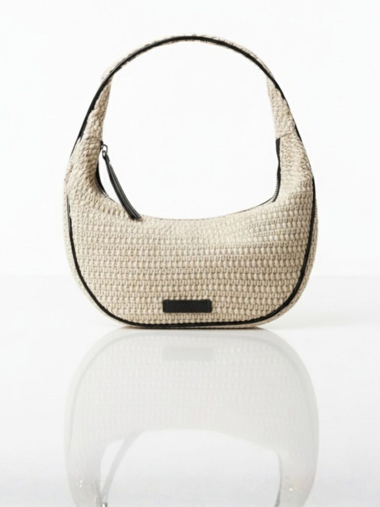 תיק קש בגוון טבעי עם רצועת כתף ועיטורי עור שחור של קלווין קליין