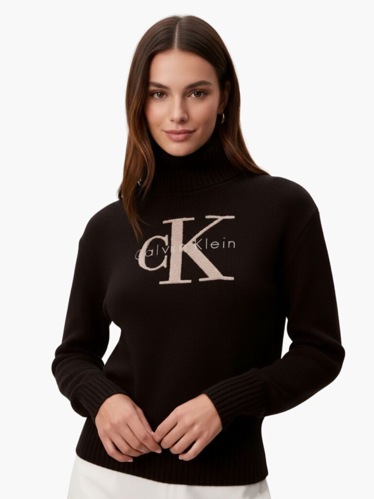 סריג שחור של קלווין קליין עם צווארון גבוה ולוגו CK גדול בצבע בהיר בחזית