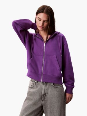 קפוצ׳ון סגול של קלווין קליין עם רוכסן קדמי, כיסי קנגורו ולוגו CK רקום בצד החזה