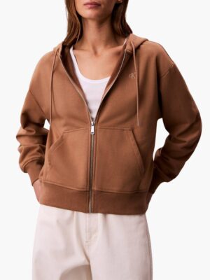 קפוצ׳ון חום של קלווין קליין עם רוכסן קדמי, כיסי קנגורו ולוגו CK קטן רקום בצד החזה