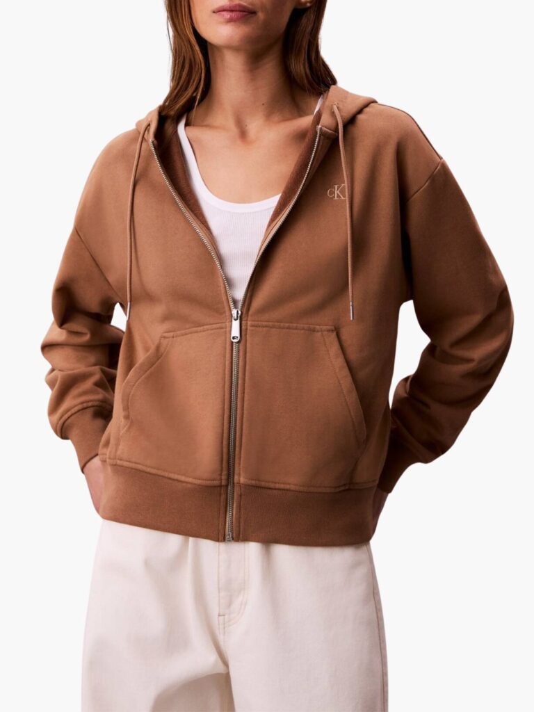 קפוצ׳ון חום של קלווין קליין עם רוכסן קדמי, כיסי קנגורו ולוגו CK קטן רקום בצד החזה