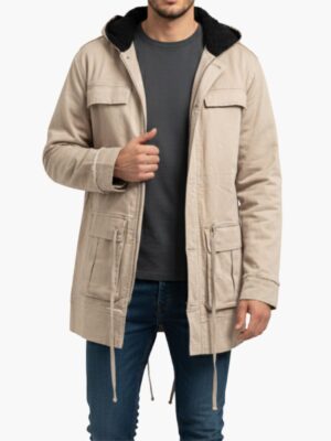 מעיל של טיבון בצבע בז' ארןך עם רוכסן קדמי מלא, שני כיסים גדולים עם סגירה, שרוך במותן וכובע עם פרווה שחורה פנימית