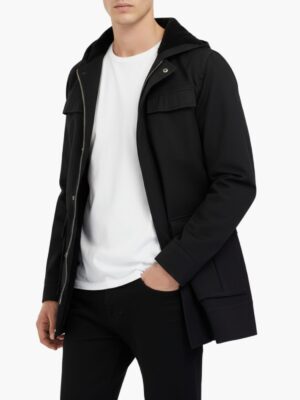 מעיל שחור של טי-בון עם רוכסן קדמי מלא, שני כיסים גדולים עם סגירה, שרוך במותן וכובע עם פרווה שחורה פנימית