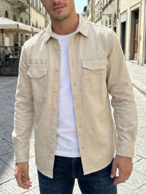 חולצת בייז' של באלר עם שני כיסים קדמיים וסגירת כפתורים