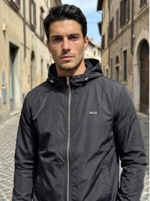 מעיל שחור של באלר עם רוכסן קדמי וכובע מתכוונן