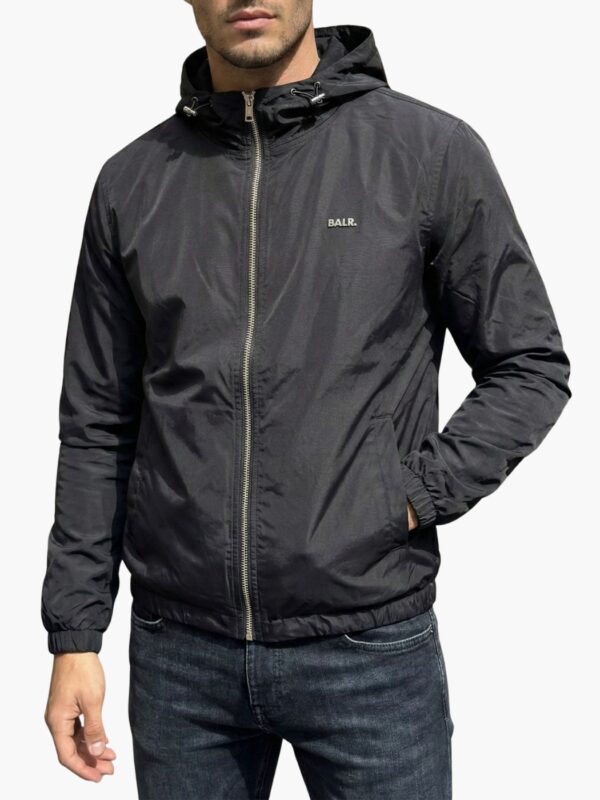 מעיל רוח שחור של באלר עם רוכסן קדמי וכובע מתכוונן