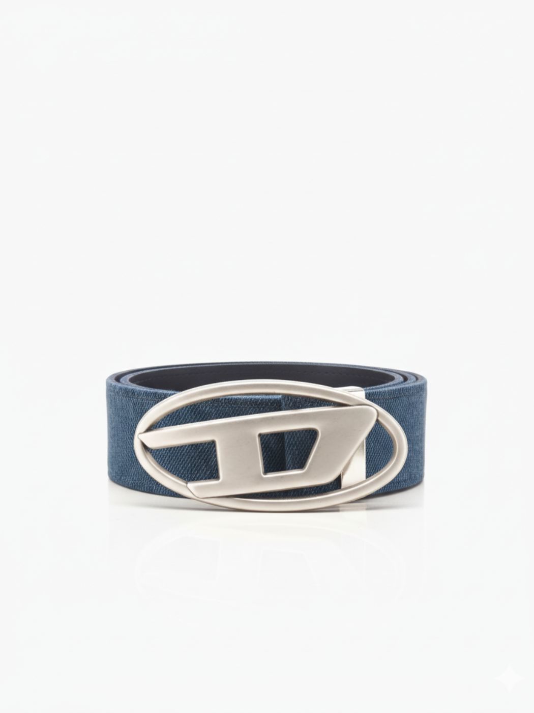 חגורת ג’ינס כחולה של דיזל עם אבזם מתכת סגלגל גדול בצבע כסף מט