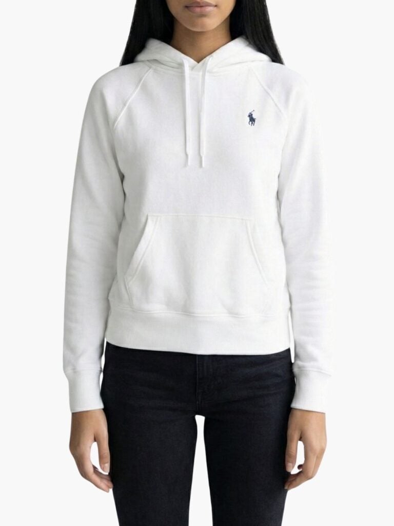 קפוצ'ון לבן של ראלף לורן עם לוגו רקום כחול וכיס קדמי