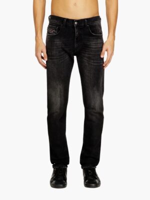 ג׳ינס שחור דהוי של דיזל בגזרה צרה, עם חמישה כיסים, סגירת כפתור ורוכסן, ותווית עור מאחור