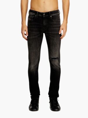 ג׳ינס שחור דהוי של דיזל בגזרה צמודה עם קרע עדין בברך, חמישה כיסים ותווית עור מאחור