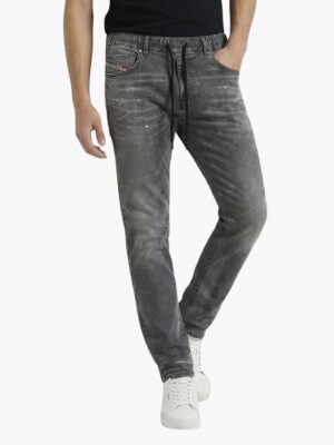 ג’ינס אפור של דיזל בגזרה משוחררת עם שרוך מותן, דיטיילים משופשפים וכיס קדמי עם תג אדום.