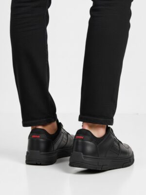 סניקרס שחורות של הוגו בוס עם סוליה עבה ועיטור אדום בחלק האחורי