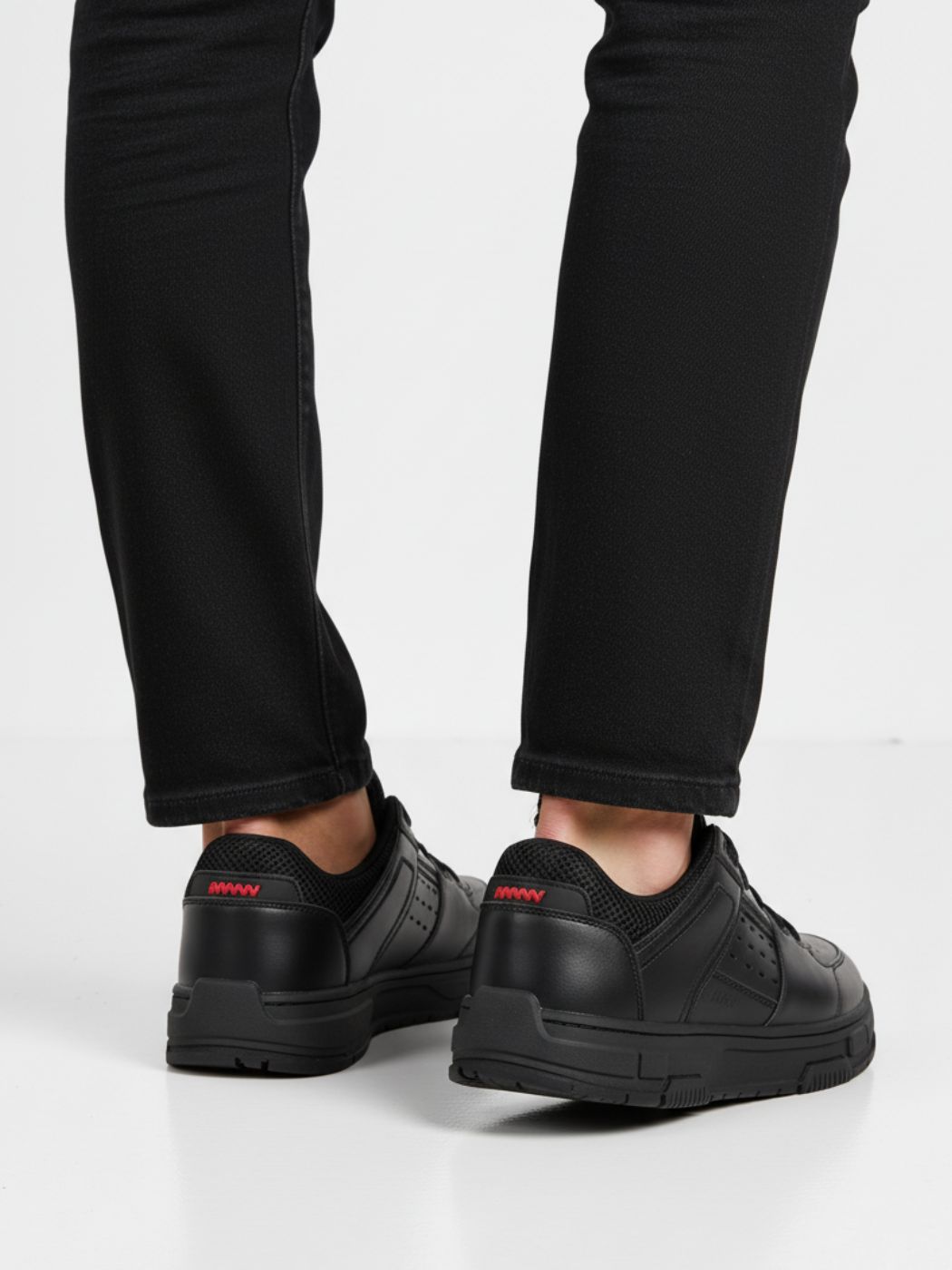 סניקרס שחורות של הוגו בוס עם סוליה עבה ועיטור אדום בחלק האחורי