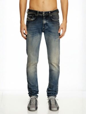 ג’ינס סקיני כחול דהוי של דיזל עם שטיפות עדינות וגזרה צרה.