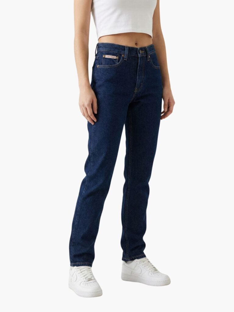 ג’ינס כחול כהה של קלווין קליין בגזרה ישרה עם מותן גבוהה וכיסים אחוריים מודגשים