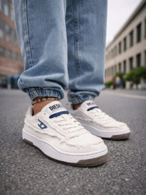 דיזל סניקרס בצבע לבן בעיצוב בד קרוע ולוגו כחול בולט