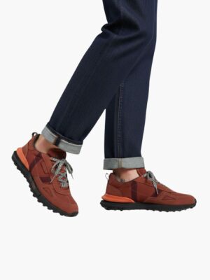 לקוסט סניקרס עם שילוב זמש בורדו