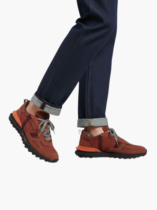 לקוסט סניקרס עם שילוב זמש בורדו