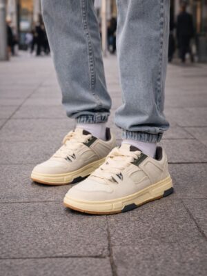 הוגו בוס נעליים בצבע שמנת עם לוגו מובלט מאחור