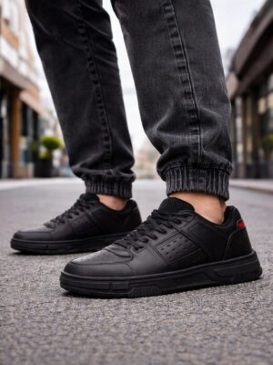 סניקרס שחורות של הוגו בוס עם סוליה עבה ועיטור אדום בחלק האחורי