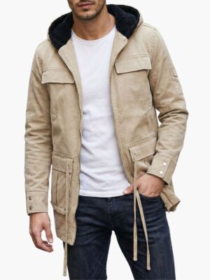 מעיל של טיבון בצבע בז' ארןך עם רוכסן קדמי מלא, שני כיסים גדולים עם סגירה, שרוך במותן וכובע עם פרווה שחורה פנימית