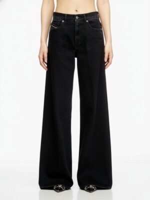 ג’ינס שחור של דיזל בגזרה רחבה עם מותן גבוהה ותווית לוגו מאחור