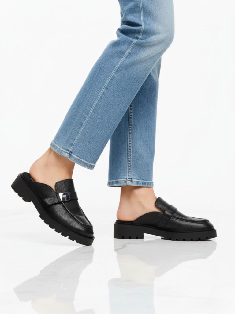 כפכפים שחורים של קלווין קליין מעור עם סוליה עבה ולוגו מתכתי בחזית